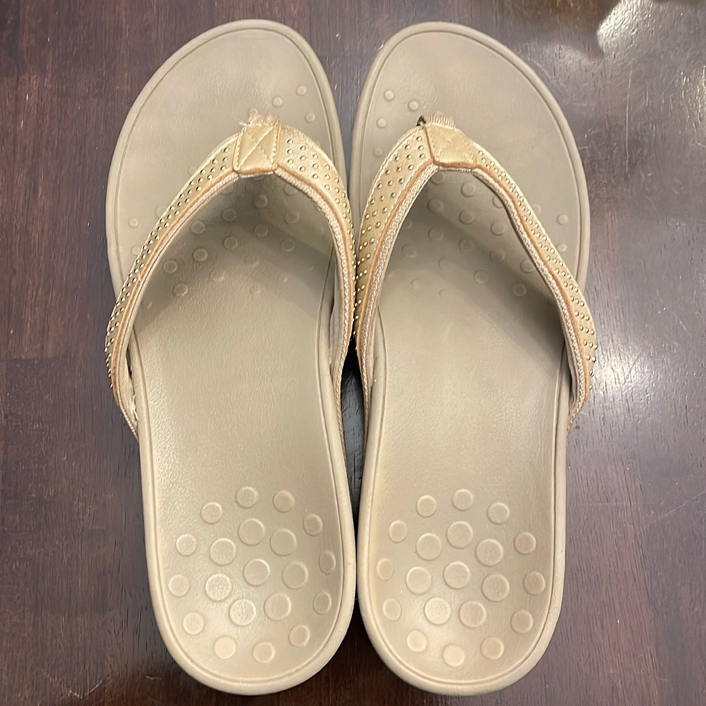 Vionic flip flops. Women’s Size 9. Very Good used condition.